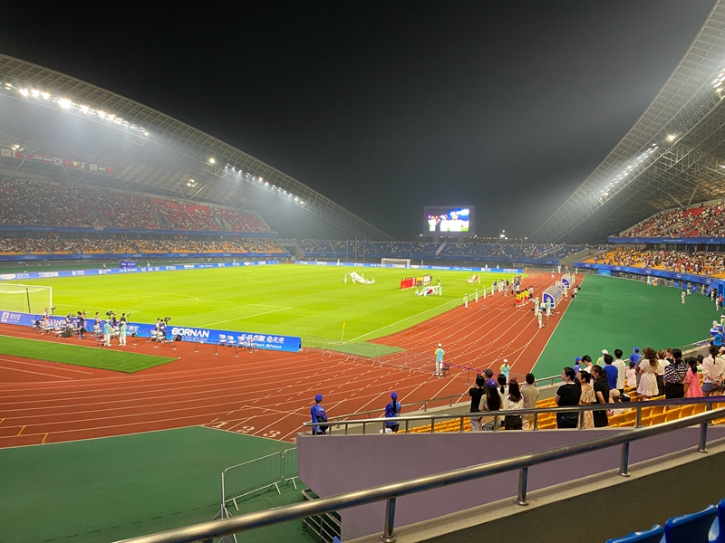 韩国与巴林的男足小组赛开场奏国歌仪式。   佟鑫摄