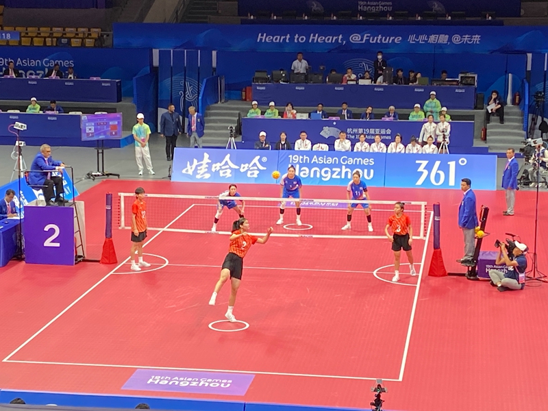 中国队与韩国队的藤球女子团体预赛比赛，橙色运动服为中国队。  佟鑫摄