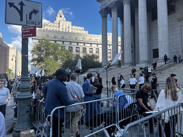 纽约法院外聚集大批媒体和警员（第一财经记者李爱琳摄）