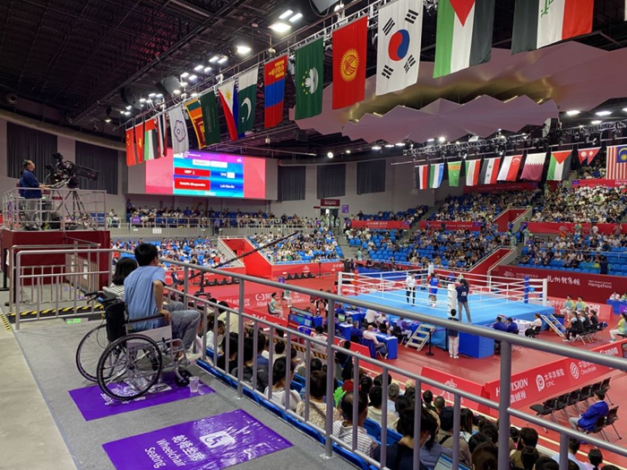 杭州体育馆，坐轮椅观看拳击比赛的观众
                            摄影/佟鑫