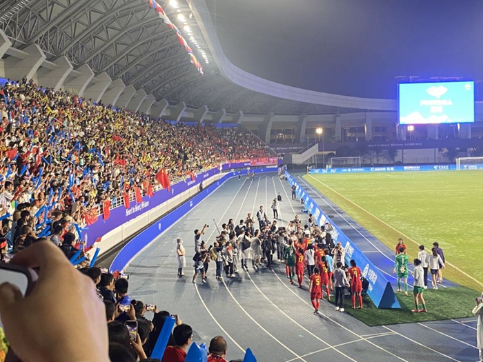 临平体育中心，中国女足赛后向观众致谢
                            摄影/佟鑫