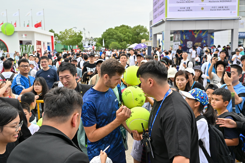 胡尔卡奇给球迷签名。上海网球大师赛官方供图