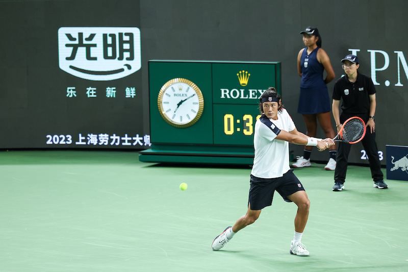目前的中国网球“一哥”、上海本土选手张之臻速胜与自己排名相近的法国老将加斯奎特晋级下一轮。上海网球大师赛官方供图