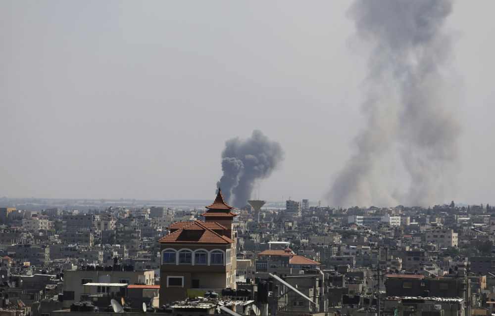 7日在加沙地带南部城市拉法，以色列军队空袭造成浓烟。（新华社图）