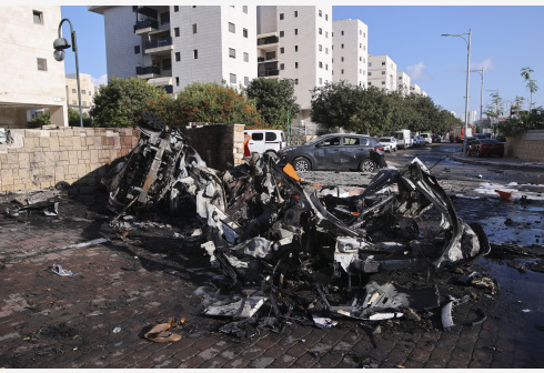 这是10月7日在以色列南部城市阿什克隆拍摄的遭火箭弹破坏的车辆。