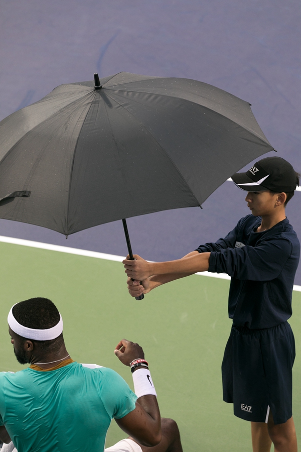 球童雨中为球员撑伞。上海大师赛各类服务水准得到了球员认可。
                            摄影/严力
