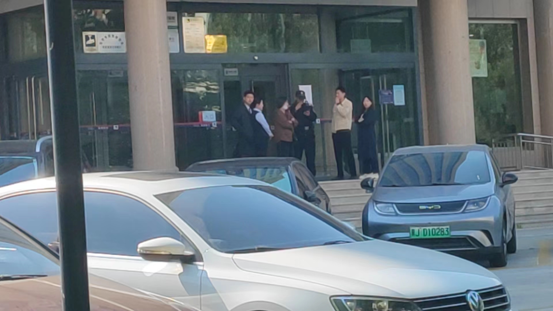 政府及公安人士驻留在沧州银行总行现场 第一财经记者徐宇摄