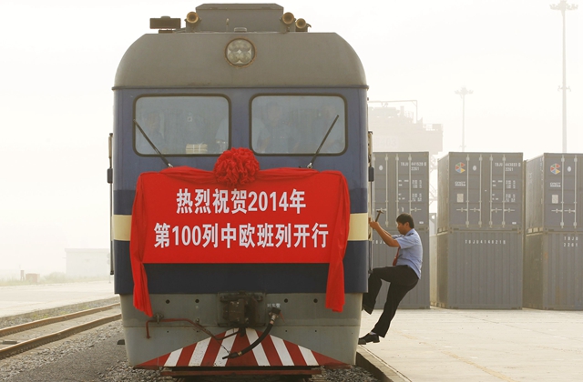 2014年8月1日，2014年第100列中欧班列在郑州圃田集装箱中心站准备出发，前往德国汉堡。