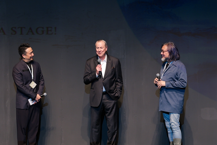开幕式上，赖声川（右）、黄磊（左）与美国导演罗伯特·威尔逊互动