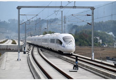 10月26日，试运行列车行驶在昌景黄高铁线上。