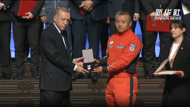 土耳其政府25日向包括中国救援队在内的国际、国内救援队和其他救援人员颁发“共和国崇高贡献奖章”。新华社