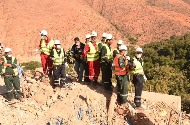 9月14日，救援人员在位于摩洛哥豪兹省的伊姆利勒村的地震废墟上搜救。新华社
