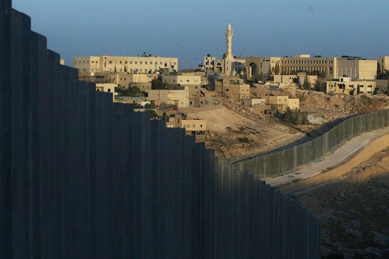 2004年7月15日，约旦河西岸，高达9米的隔离墙将巴勒斯坦村民与东耶路撒冷隔绝开来
                            视觉中国图
