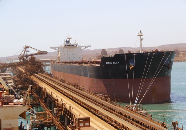 10月20日，一艘运输铁矿石的远洋货轮停泊在澳大利亚的丹皮尔港。新华社