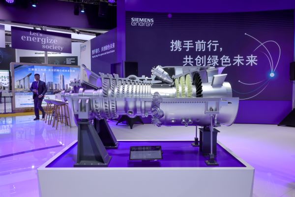 在第六届进博会上，西门子能源展出了具备掺氢能力的燃气轮机。图/周海涛