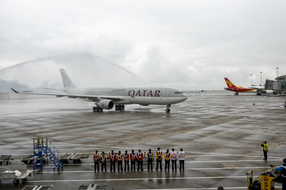 9月25日，重庆江北国际机场在为卡塔尔航空多哈直飞重庆复航后的首趟航班举行“过水门”仪式。新华社