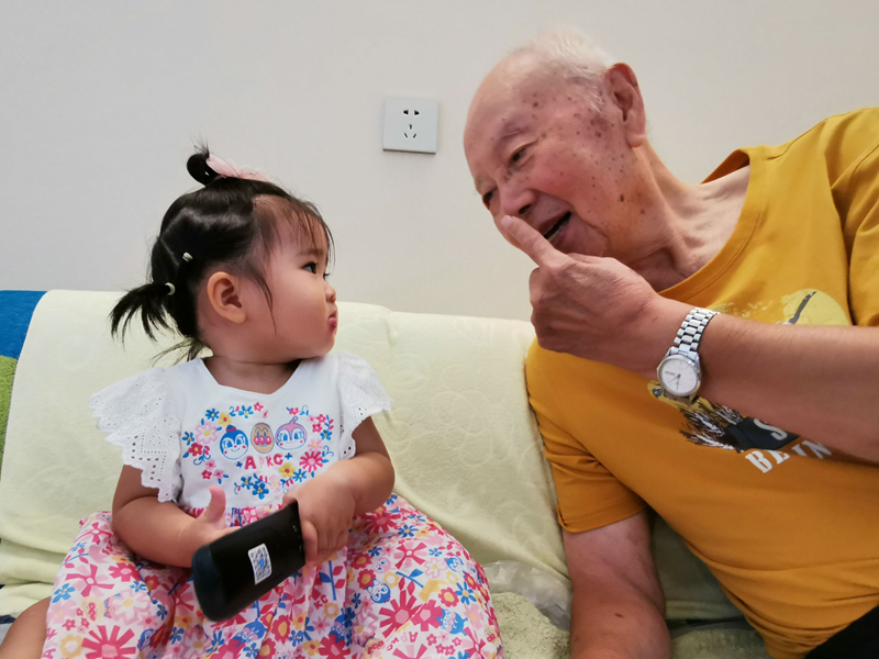 徐舒的父亲见到了自己的重孙女