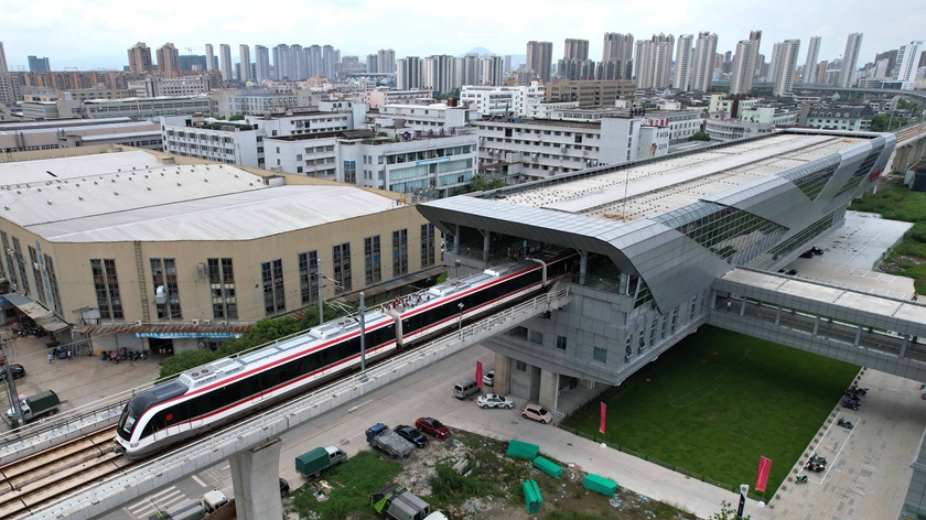 8月26日温州轨道交通S2线开始载客运营。 新华社图