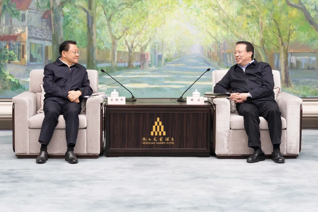 龚正与王伟中率领的广东省政府代表团座谈交流