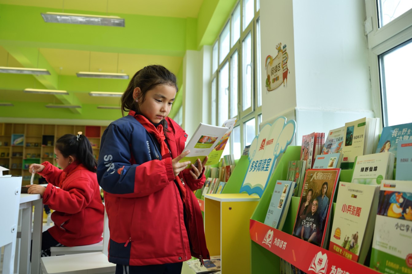 ▲近期，拼多多向新疆阿勒泰地区吉木乃县直小学赠送9200余册图书。陈逸航▕ 摄