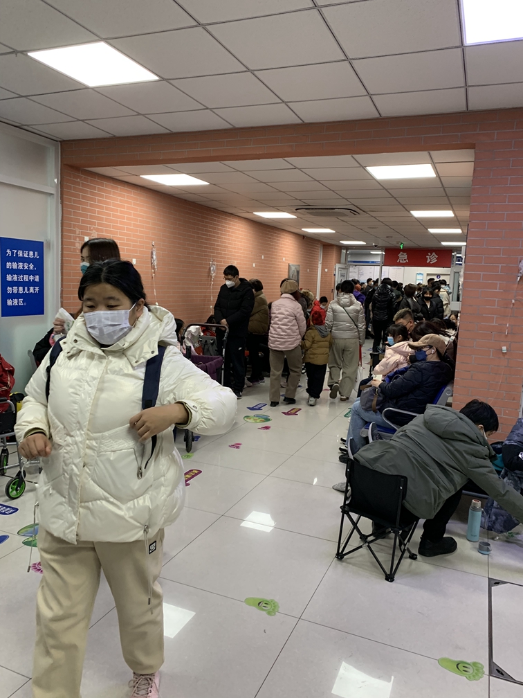在北京儿研所急诊区和输液区的过道中间，一些患儿正在输液  吴斯旻/摄