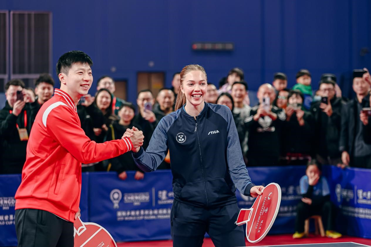 ▲奥运冠军、乒乓球运动员马龙（左）与瑞典著名乒乓球运动员克里斯蒂娜·卡尔伯格（右）