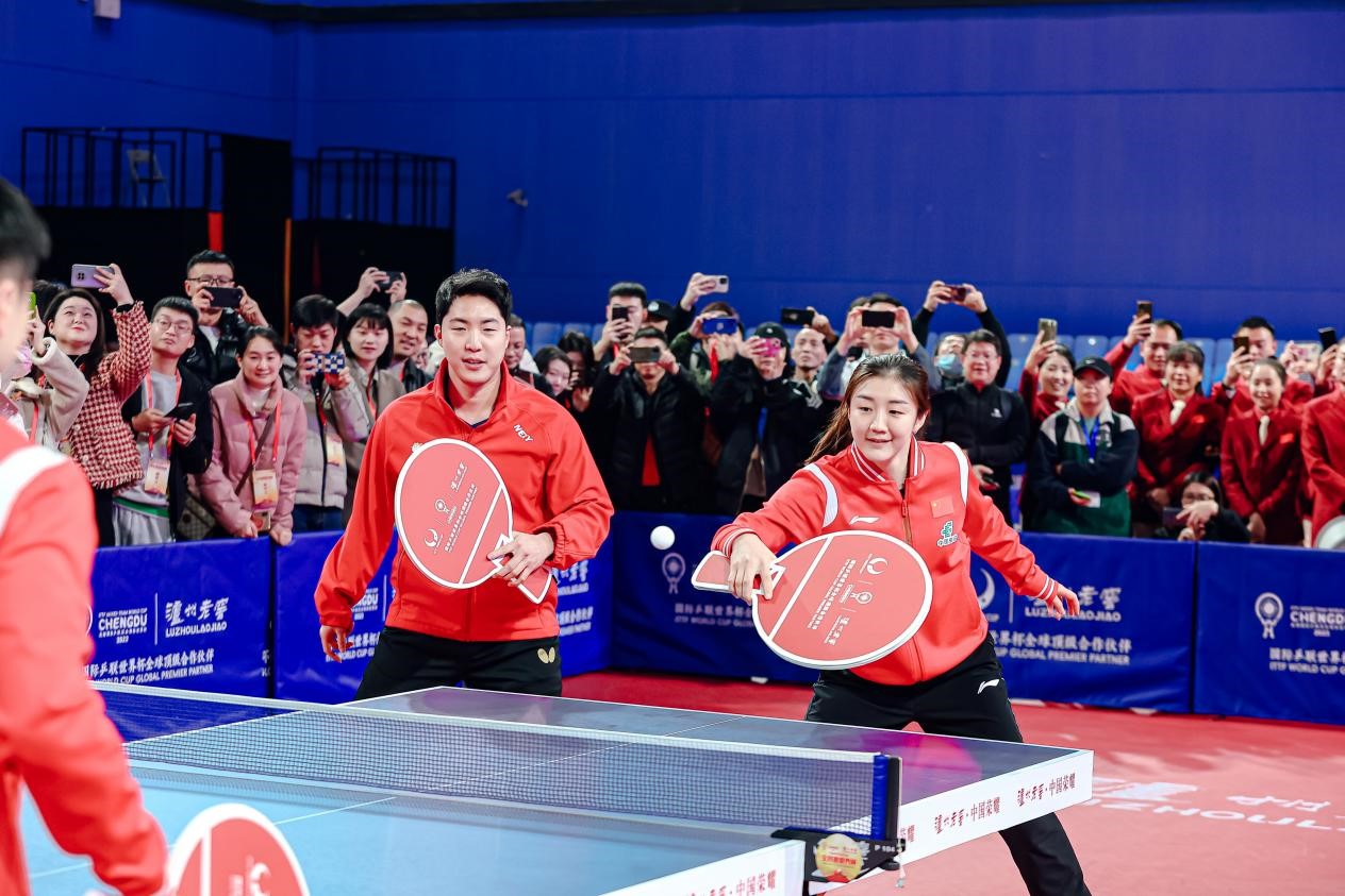 ▲奥运冠军、乒乓球运动员陈梦（右）与韩国著名乒乓球运动员林仲勋（左）