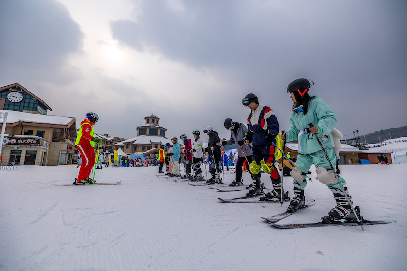 冬季旅游迎商机：全国滑雪场门票销量同比2019年增1.4倍，温泉游受青睐