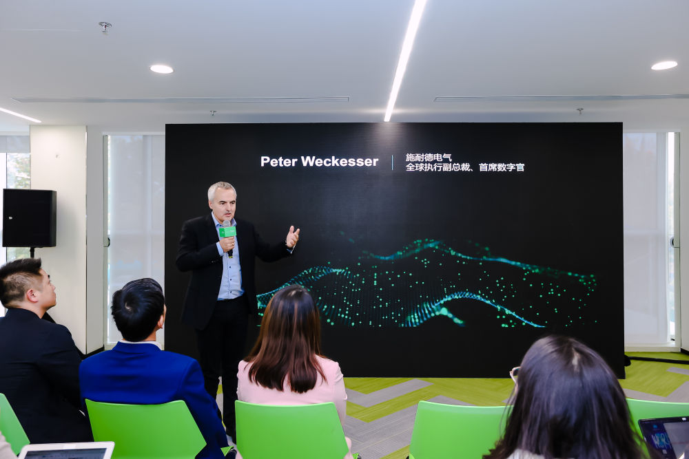 2023年11月15日，施耐德电气全球执行副总裁、首席数字官彼得·韦恺哲在北京就数字化战略与软件创新话题与媒体交流