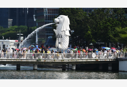 新加坡滨海湾游人如织。