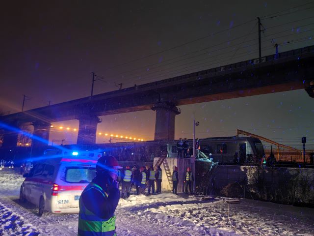 现场| 北京地铁昌平线一列车车厢脱离，30余人受伤，事故原因正在调查