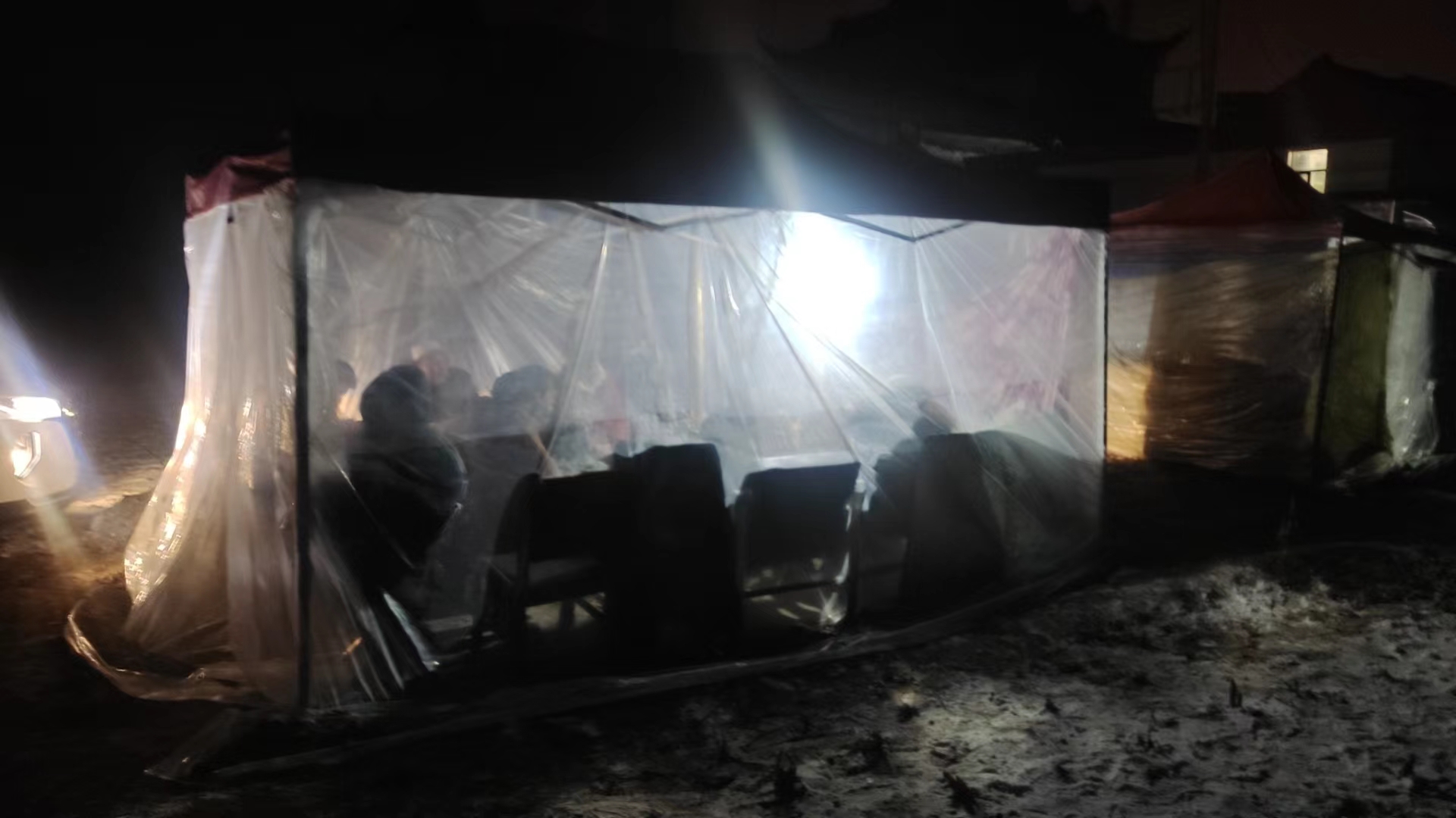 甘肃地震：救援队伍紧盯24小时黄金时间，帐篷和保暖物资紧缺