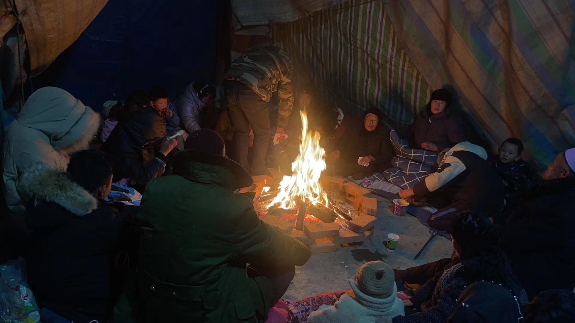 受灾群众在简易帐篷中过夜
                            受访者供图