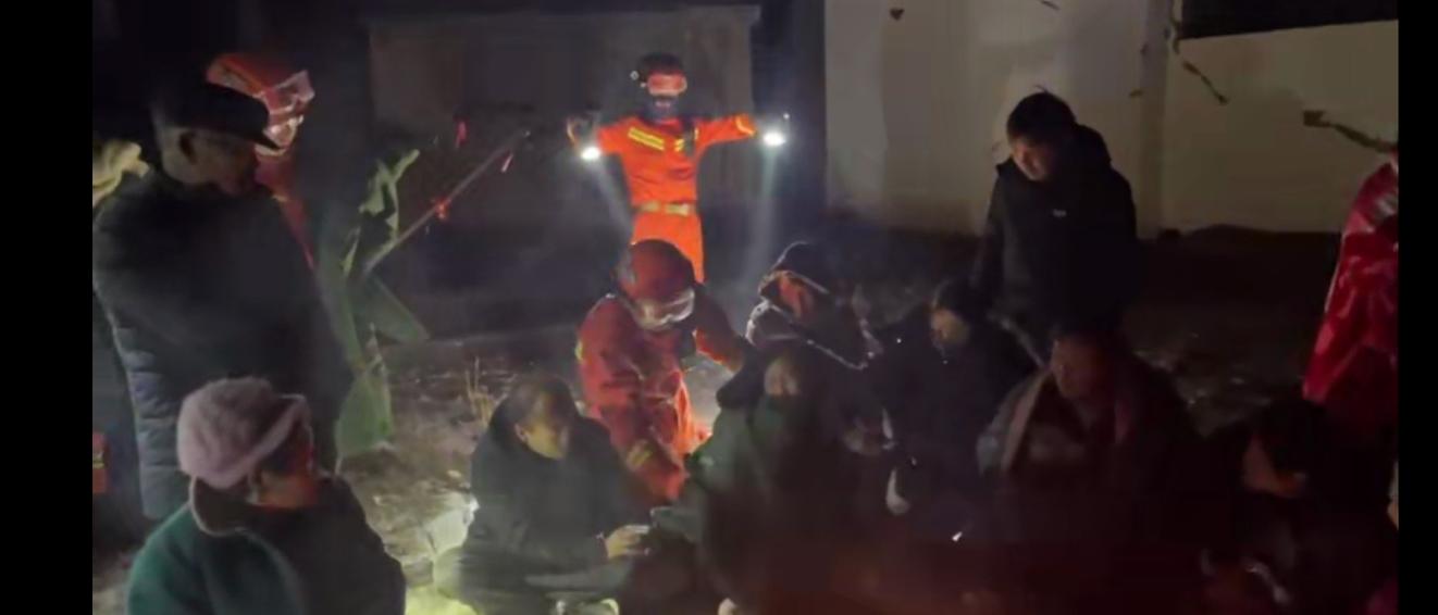 队员为灾民提供大衣取暖，有灾民在哭泣   来源：甘肃森林消防总队