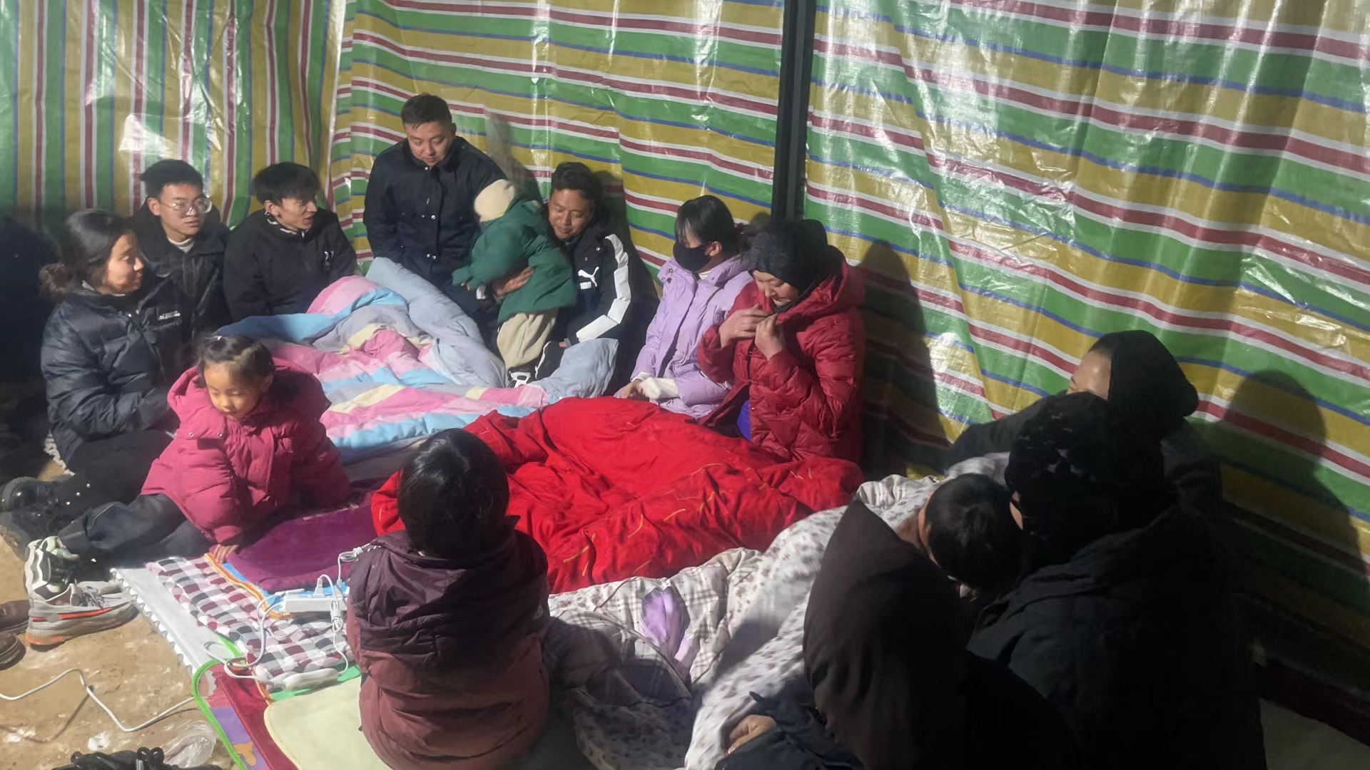 几家受灾家庭在自己搭的简易帐篷里
                            受访者供图