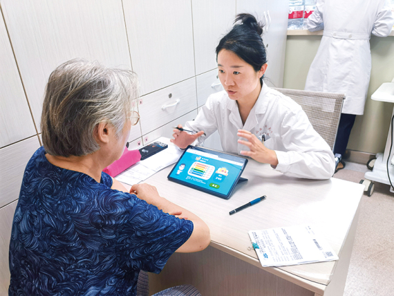 山西医科大学第一医院医生为阿尔茨海默病患者做认知训练（2023年8月摄）。新华社