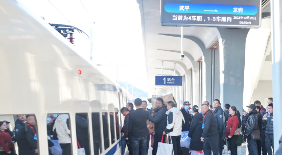 图为12月26日，龙龙高铁龙岩至武平段正式开通运营