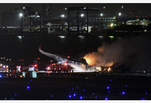 东京羽田机场，日本航空一架空中客车A350客机疑似与海上保安厅飞机相撞起火。新华社