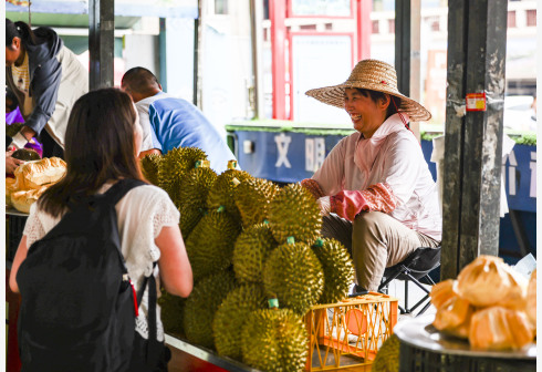在广西东兴，越南果商在售卖榴莲。新华社资料