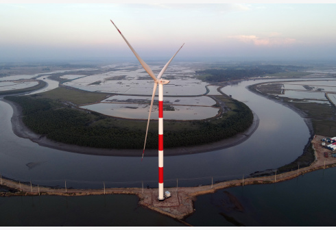 中企投资承建的孟加拉国首个集中式风电项目——科克斯巴扎尔风电项目去年10月并网发电。新华社