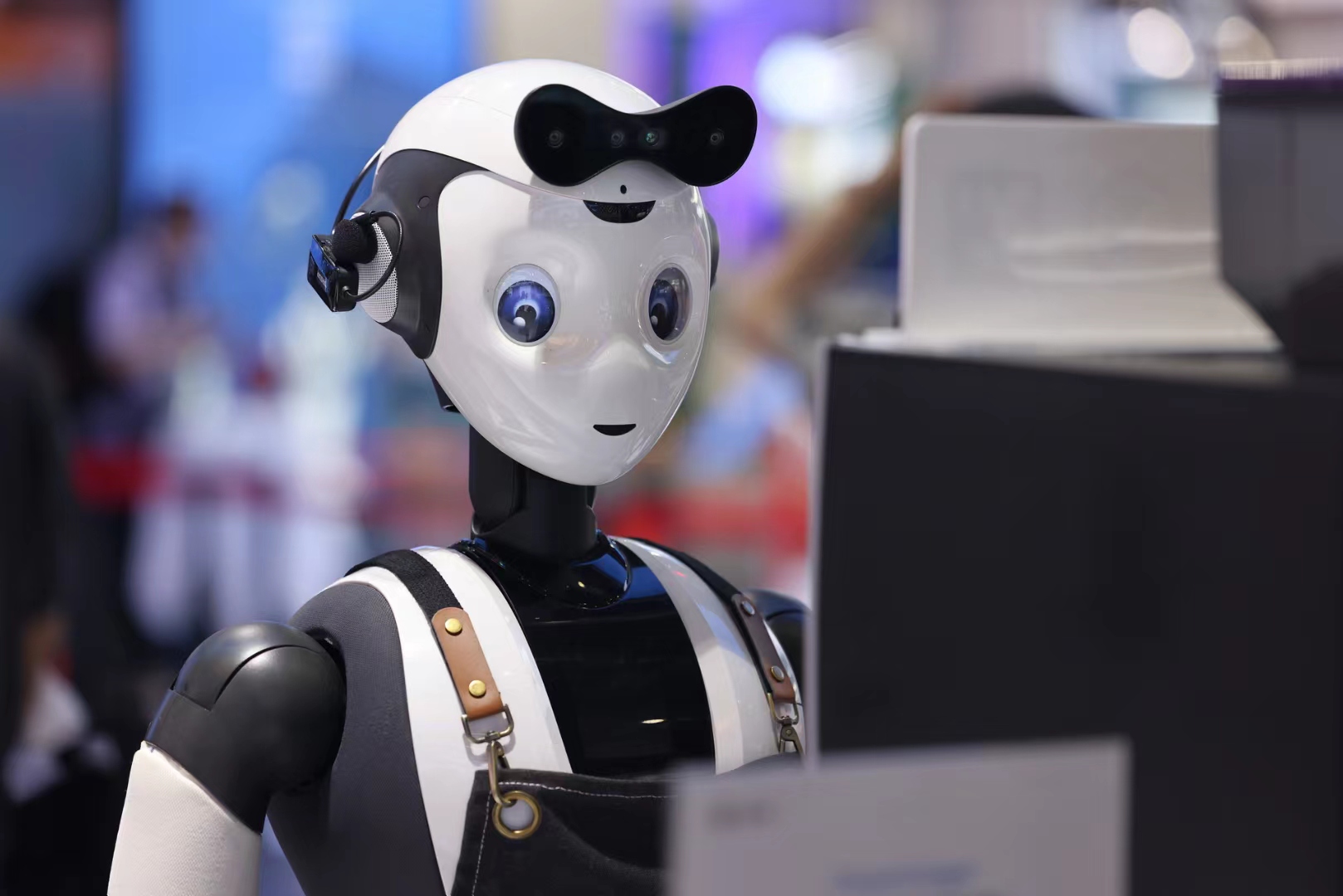 人形机器机器人冲入“风口” ，产业链谁在“狂奔”？