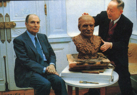 一九八八年，张充仁为法国总统密特朗塑像。
