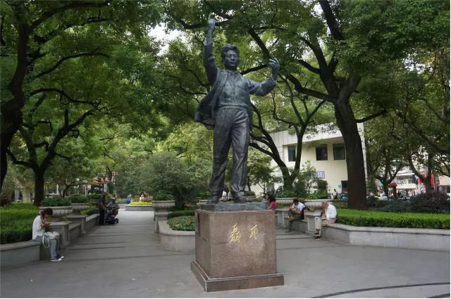 张充仁先生留给家乡上海的唯一雕塑作品《起来》即聂耳铜像