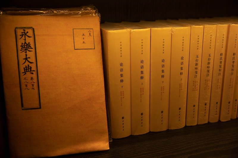 金灿然主持出版的很多书，如今整齐地陈列在灿然书屋
                            摄影/王晓东