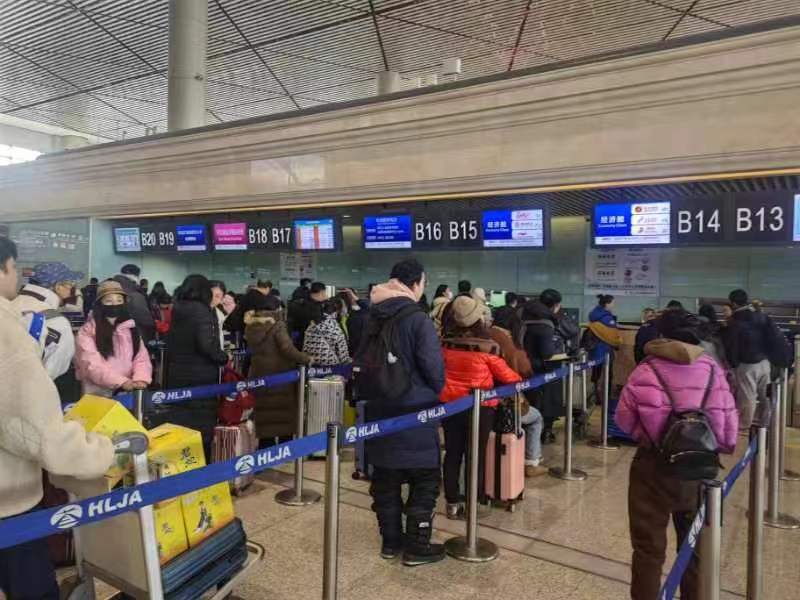 哈尔滨机场春运航班起降超历史最高值，候机楼连夜新增12个更衣室