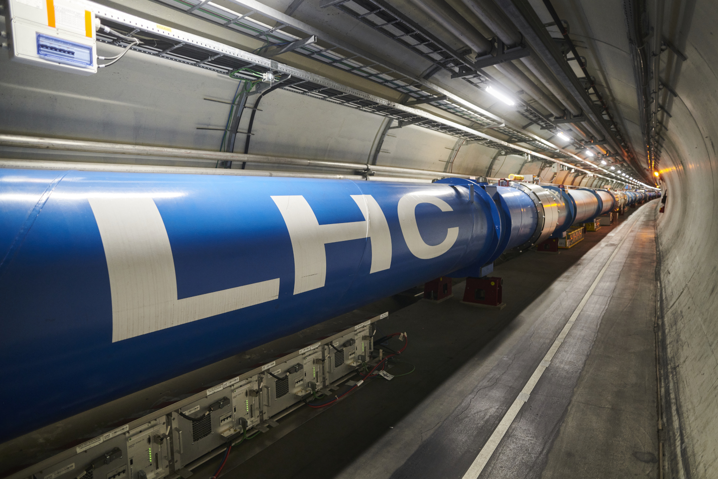 LHC偶极磁体链© 2021 欧洲核子研究中心（CERN）