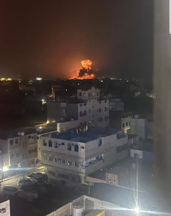 1月12日在也门萨那拍摄的空袭后的爆炸画面。新华社