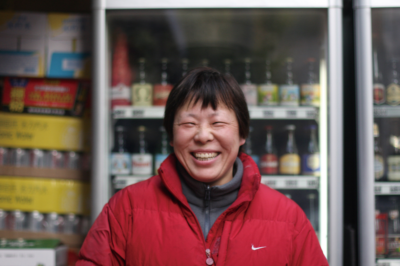 2015年，啤酒阿姨在自营的便利店里摆了6个饮料冰柜卖啤酒
