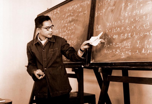 档案照片：一九五八年在学术报告时的留影，吴文俊研究员当时为中国科学院最年青的学部委员（院士）。