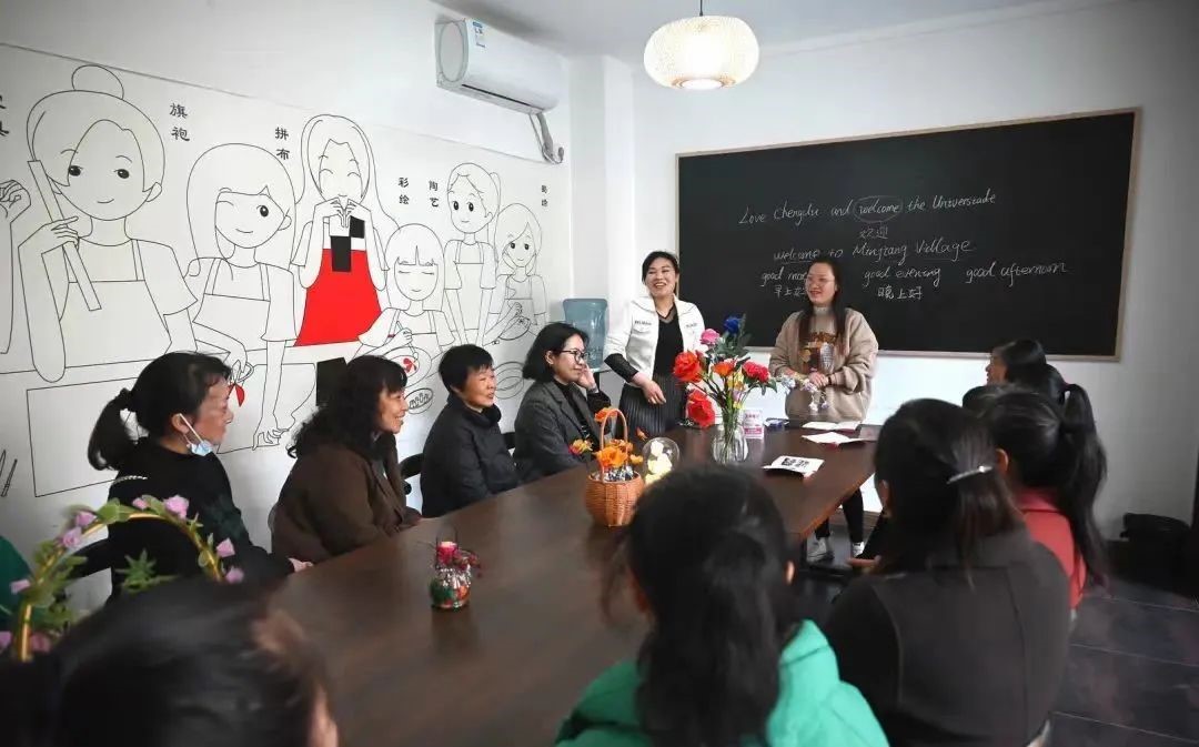 温江区岷江村的村民正在学习英语日常用语。图据红星新闻
